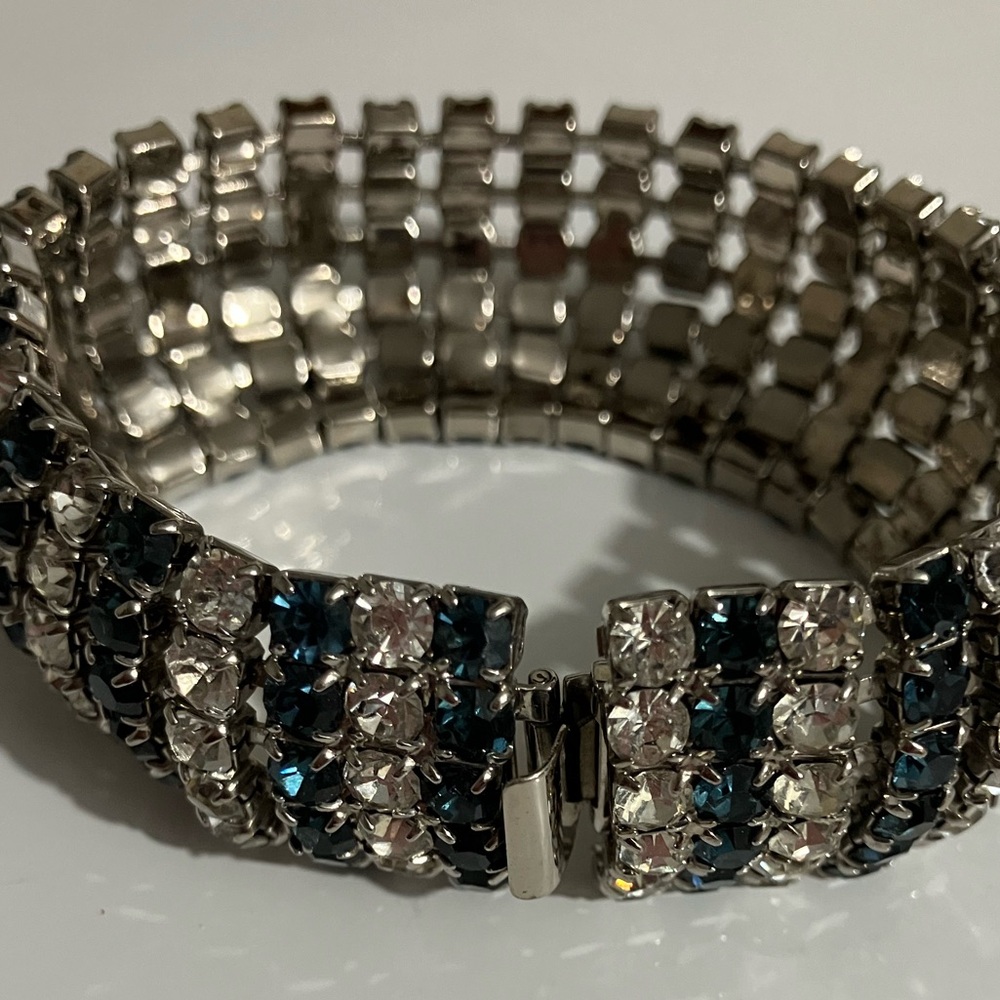 Elegant Silver and Blue Bracelet - Picture 4 of 7